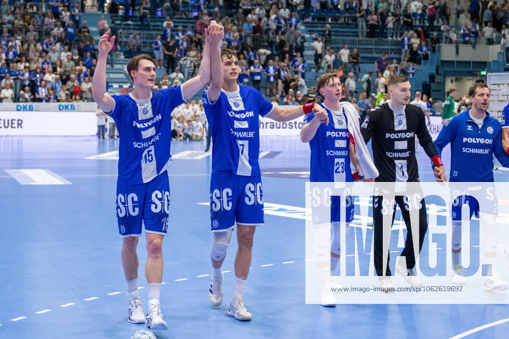 Daikin Handball Bundesliga, VfL Gummersbach SC DHFK Leipzig 31 05 2025 Miro Schluroff VfL Gummersbach, 15 , Julian Köster VfL Gummersbach, 7 , Ole Pregler VfL Gummersbach, 23 , Dominik Kuzmanovic VfL Gummersbach, 1 , celebrate todays victory Daikin Handball Bundesliga, VfL Gummersbach SC DHFK Leipzig 31 05 2025