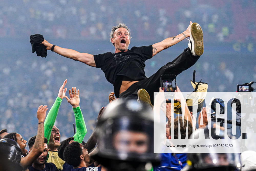 Bilder des Jahres 2025, Sport 05 Mai 2025-05-31 Paris Saint-Germain v FC Internazionale Milano - UEFA Champions League Final 2025 MUNICH, GERMANY - MAY 31: head coach Luis Enrique of Paris Saint-Germain being thrown around in celebration by his team after winning the UEFA Champions League during the UEFA Champions League Final 2025 match between Paris Saint-Germain and FC Internazionale Milano at Munich Football Arena on May 31, 2025 in Munich, Germany. Munich Munich Football Arena Germany Content not available for redistribution in The Netherlands directly or indirectly through any third parties.