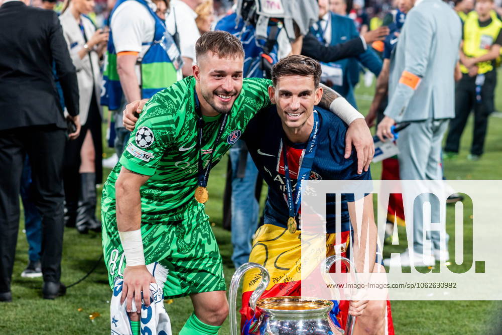 2025.06.01 Monachium 2024 2025 UEFA Final Ligi Mistrzow Allianz Arena Monachium PSG - Inter Mediolan N z Gianluigi Donnarumma z pucharem ligi mistrzow with uefa champions league cup Khvivha Kvaratskhelia Foto Mateusz Porzucek PressFocus 2025.06.01 Monachium UEFA Champions League Final Allianz Arena stadium Munich Paris Saint Germain - FC Internazionale Milano PSG - Inter Mediolan Gianluigi Donnarumma z pucharem ligi mistrzow with uefa champions league cup Khvivha Kvaratskhelia Credit: Mateusz Porzucek PressFocus NEWSPIX.PL --- newspix.pl