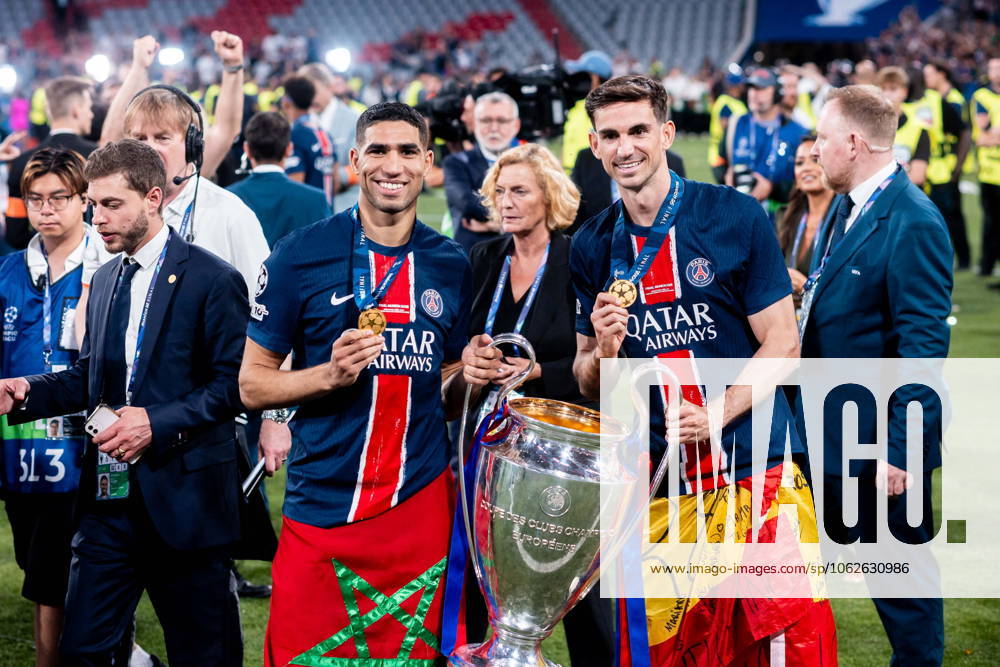 2025.06.01 Monachium 2024 2025 UEFA Final Ligi Mistrzow Allianz Arena Monachium PSG - Inter Mediolan N z Hakimi Khvivha Kvaratskhelia z pucharem ligi mistrzow with uefa champions league cup Foto Mateusz Porzucek PressFocus 2025.06.01 Monachium UEFA Champions League Final Allianz Arena stadium Munich Paris Saint Germain - FC Internazionale Milano PSG - Inter Mediolan Hakimi Khvivha Kvaratskhelia z pucharem ligi mistrzow with uefa champions league cup Credit: Mateusz Porzucek PressFocus NEWSPIX.PL --- newspix.pl
