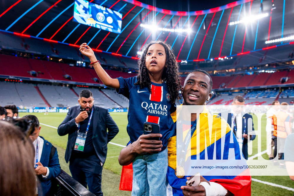 2025.06.01 Monachium 2024 2025 UEFA Final Ligi Mistrzow Allianz Arena Monachium PSG - Inter Mediolan N z William Pacho z pucharem ligi mistrzow with uefa champions league cup Foto Mateusz Porzucek PressFocus 2025.06.01 Monachium UEFA Champions League Final Allianz Arena stadium Munich Paris Saint Germain - FC Internazionale Milano PSG - Inter Mediolan William Pacho z pucharem ligi mistrzow with uefa champions league cup Credit: Mateusz Porzucek PressFocus NEWSPIX.PL --- newspix.pl