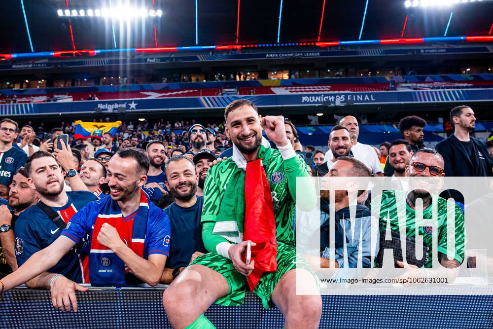 2025.06.01 Monachium 2024 2025 UEFA Final Ligi Mistrzow Allianz Arena Monachium PSG - Inter Mediolan N z Gianluigi Donnarumma z kibicami PSG with Paris Saint Germain fans Foto Mateusz Porzucek PressFocus 2025.06.01 Monachium UEFA Champions League Final Allianz Arena stadium Munich Paris Saint Germain - FC Internazionale Milano PSG - Inter Mediolan Gianluigi Donnarumma z kibicami PSG with Paris Saint Germain fans Credit: Mateusz Porzucek PressFocus NEWSPIX.PL --- newspix.pl