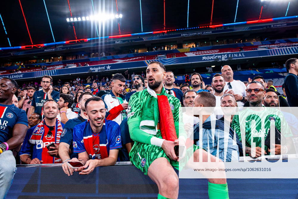 2025.06.01 Monachium 2024 2025 UEFA Final Ligi Mistrzow Allianz Arena Monachium PSG - Inter Mediolan N z Gianluigi Donnarumma z kibicami PSG with Paris Saint Germain fans Foto Mateusz Porzucek PressFocus 2025.06.01 Monachium UEFA Champions League Final Allianz Arena stadium Munich Paris Saint Germain - FC Internazionale Milano PSG - Inter Mediolan Gianluigi Donnarumma z kibicami PSG with Paris Saint Germain fans Credit: Mateusz Porzucek PressFocus NEWSPIX.PL --- newspix.pl