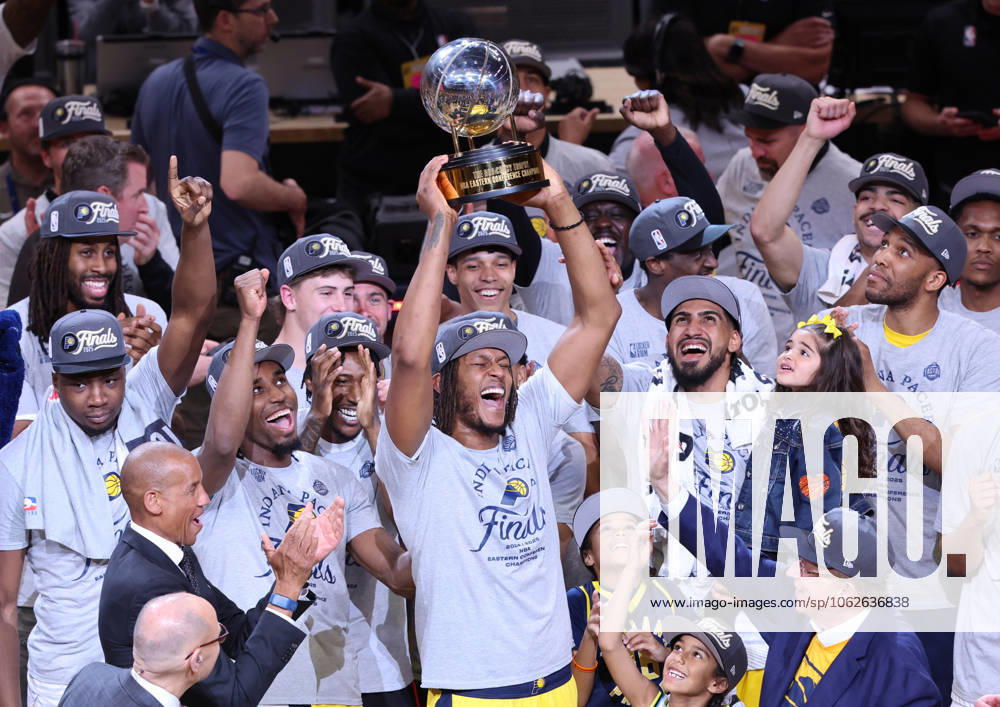 Bilder des Jahres 2025, Sport 05 Mai Indiana Pacers Myles Turner (33) holds up the Eastern Conference Trophy as the Pacers celebrate defeating the New York Knicks 125 - 108 to win the series 4-2 in Indianapolis Indiana May 31, 2025. IND202505327 AARONxJOSEFCZYK