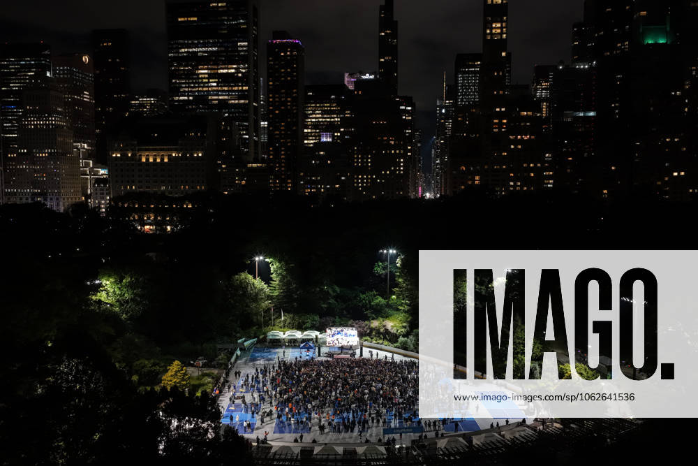 Bilder des Jahres 2025, Sport 05 Mai Knicks Fans React at Central Park Watch Party During Game 6 Loss to Pacers NEW YORK, NY - 31 MAY: Hundreds of Knicks fans gather at Wollman Rink in Central Park to watch Game 6 of the Eastern Conference Semifinals, where the New York Knicks were eliminated by the Indiana Pacers with a final score of 108–125. Lokman Vural Elibol Anadolu New York United States. Editorial use only. Please get in touch for any other usage.