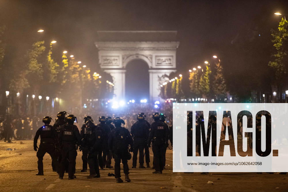 Bilder des Jahres 2025, Sport 05 Mai Clashes Between PSG Fans And The Police - Paris An evening of clashes on the Champs-Elysées between PSG fans and the police, following the PSG team s victory in the Champions League final against Arsenal, on the night of May 31, 2025 to June 1, 2025 in Paris, France. Photo by Florian Poitout ABACAPRESS.COM Paris France