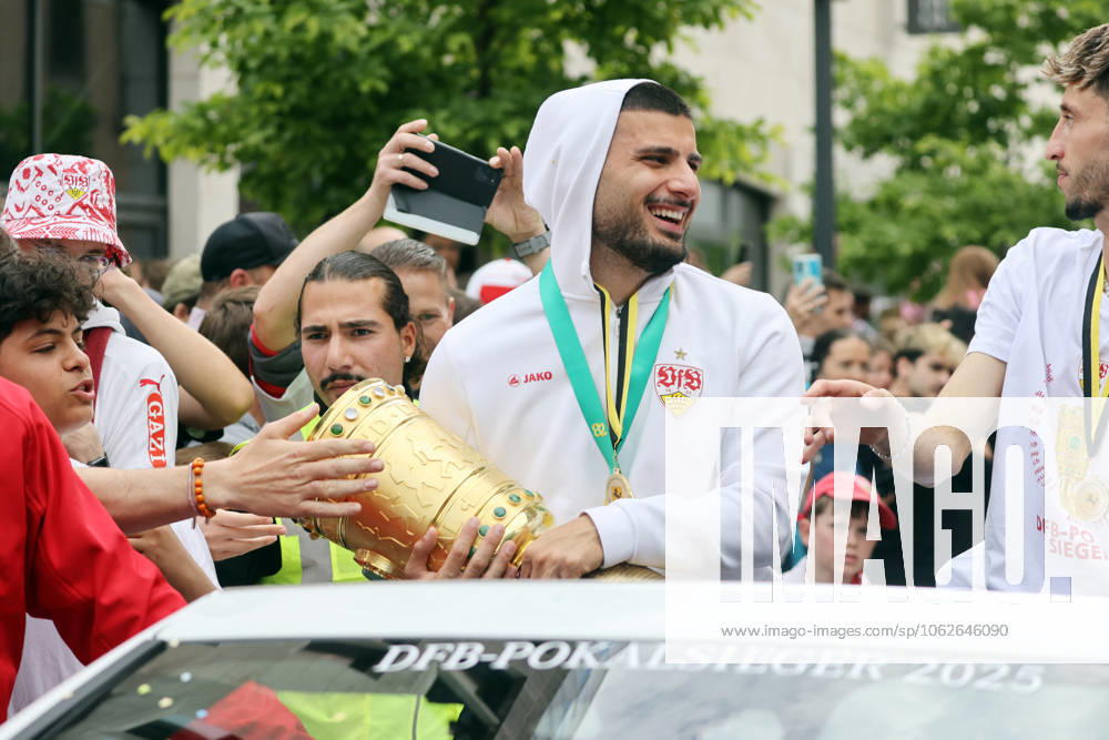 25 05 25 VfB Stuttgart celebration and motorcade DFB Pokal victory Stuttgart Schlossplatz Germany, Stuttgart, 25 05 2025, Football, Bundesliga, celebration and motorcade DFB Pokal victory Stuttgart Schlossplatz Deniz Undav with the DFB Pokal trophy