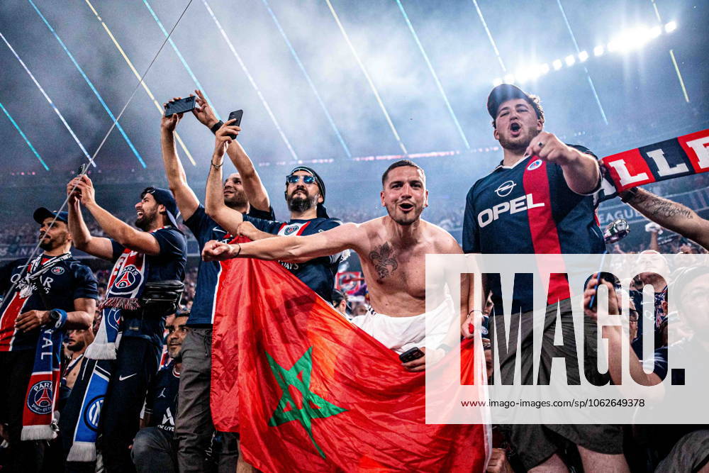 2025.06.01 Monachium 2024 2025 UEFA Final Ligi Mistrzow Allianz Arena Monachium PSG - Inter Mediolan N z radosc kibicow psg po zdobyciu finalu ligi mistrzow PSG fans after winning uefa champions league Foto Mateusz Porzucek PressFocus 2025.06.01 Monachium UEFA Champions League Final Allianz Arena stadium Munich Paris Saint Germain - FC Internazionale Milano PSG - Inter Mediolan radosc kibicow psg po zdobyciu finalu ligi mistrzow PSG fans after winning uefa champions league Credit: Mateusz Porzucek PressFocus NEWSPIX.PL --- newspix.pl