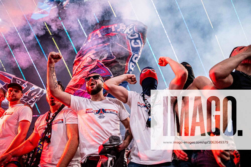 2025.06.01 Monachium 2024 2025 UEFA Final Ligi Mistrzow Allianz Arena Monachium PSG - Inter Mediolan N z radosc kibicow psg po zdobyciu finalu ligi mistrzow PSG fans after winning uefa champions league Foto Mateusz Porzucek PressFocus 2025.06.01 Monachium UEFA Champions League Final Allianz Arena stadium Munich Paris Saint Germain - FC Internazionale Milano PSG - Inter Mediolan radosc kibicow psg po zdobyciu finalu ligi mistrzow PSG fans after winning uefa champions league Credit: Mateusz Porzucek PressFocus NEWSPIX.PL --- newspix.pl