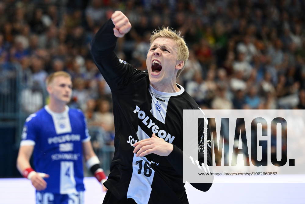 Bertram Obling VfL Gummersbach 16 cheers VfL Gummersbach vs SC DHfK Leipzig, Handball, Daikin 1 Bundesliga, Matchday 32, Season 2024 2025, Schwalbe Arena Gummersbach, 31 05 2025 VfL Gummersbach vs SC DHfK Leipzig, Handball, Daikin 1 Bundesliga, Matchday 32, Season 2024 2025, Schwalbe Arena Gummersbach, 31 05 2025 Gummersbach