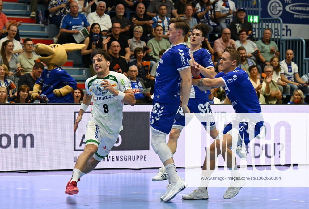 Lucas Krzikalla SC DHfK Leipzig 8 is past Kristjan Horzen VfL Gummersbach 27 VfL Gummersbach vs SC DHfK Leipzig, Handball, Daikin 1 Bundesliga, Matchday 32, Season 2024 2025, Schwalbe Arena Gummersbach, 31 05 2025 VfL Gummersbach vs SC DHfK Leipzig, Handball, Daikin 1 Bundesliga, Matchday 32, Season 2024 2025, Schwalbe Arena Gummersbach, 31 05 2025 Gummersbach