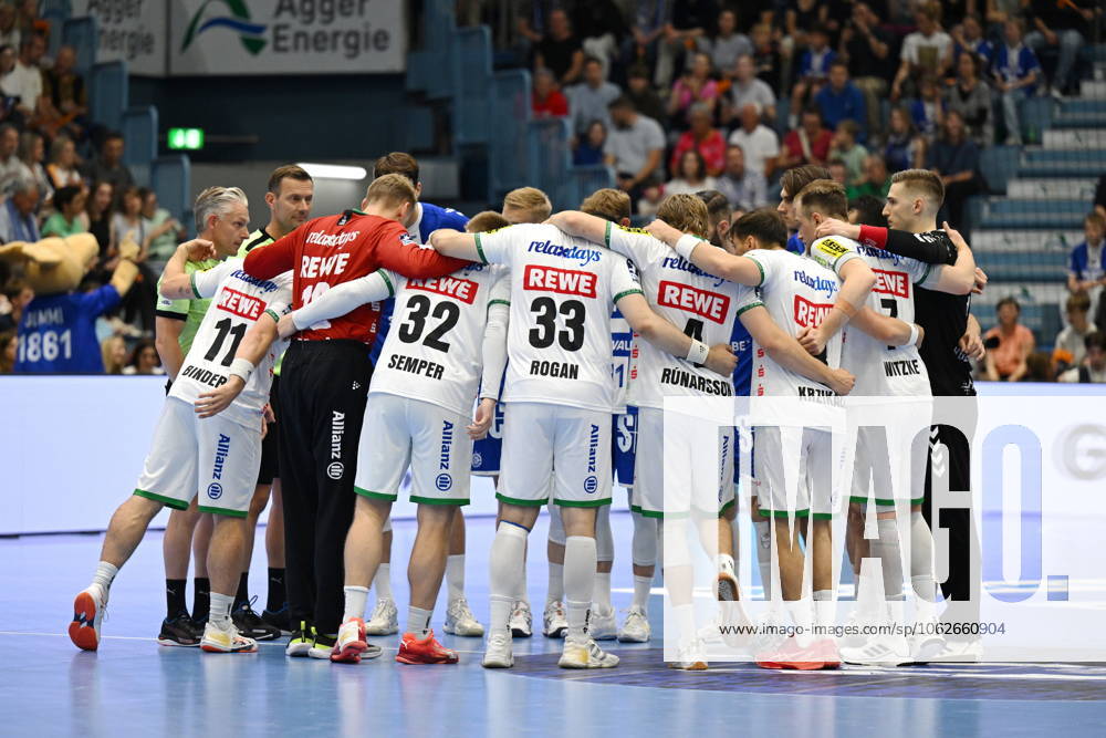 The teams gather at the center circle before the kick-off VfL Gummersbach vs SC DHfK Leipzig, Handball, Daikin 1 Bundesliga, Matchday 32, Season 2024 2025, Schwalbe Arena Gummersbach, 31 05 2025 VfL Gummersbach vs SC DHfK Leipzig, Handball, Daikin 1 Bundesliga, Matchday 32, Season 2024 2025, Schwalbe Arena Gummersbach, 31 05 2025 Gummersbach