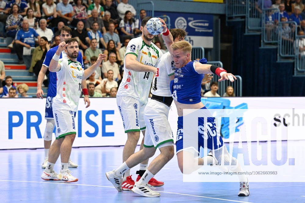 Ellidi Vidarsson VfL Gummersbach 4 vs Stephan Seitz SC DHfK Leipzig 44 VfL Gummersbach vs SC DHfK Leipzig, Handball, Daikin 1 Bundesliga, Matchday 32, Season 2024 2025, Schwalbe Arena Gummersbach, 31 05 2025 VfL Gummersbach vs SC DHfK Leipzig, Handball, Daikin 1 Bundesliga, Matchday 32, Season 2024 2025, Schwalbe Arena Gummersbach, 31 05 2025 Gummersbach
