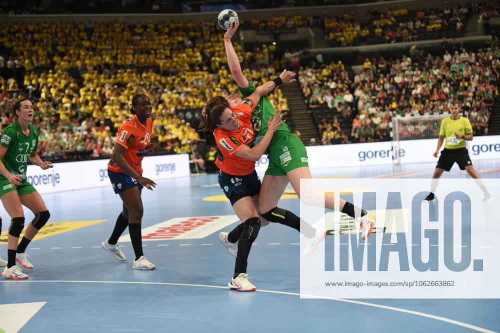Housheer Dione of Gyori Audi ETO and VINTER BURGAARD LOUISE KATHARINA of Odense Handbold on the final of the EHF Champions League Woman between Gyori Audi ETO KC and Odense Handbold on the second day of the EHF Champions league Final4 Woman in Budapest on the 1th of June. Budapest Hungary - ZUMAs291 20250601_zip_s291_061