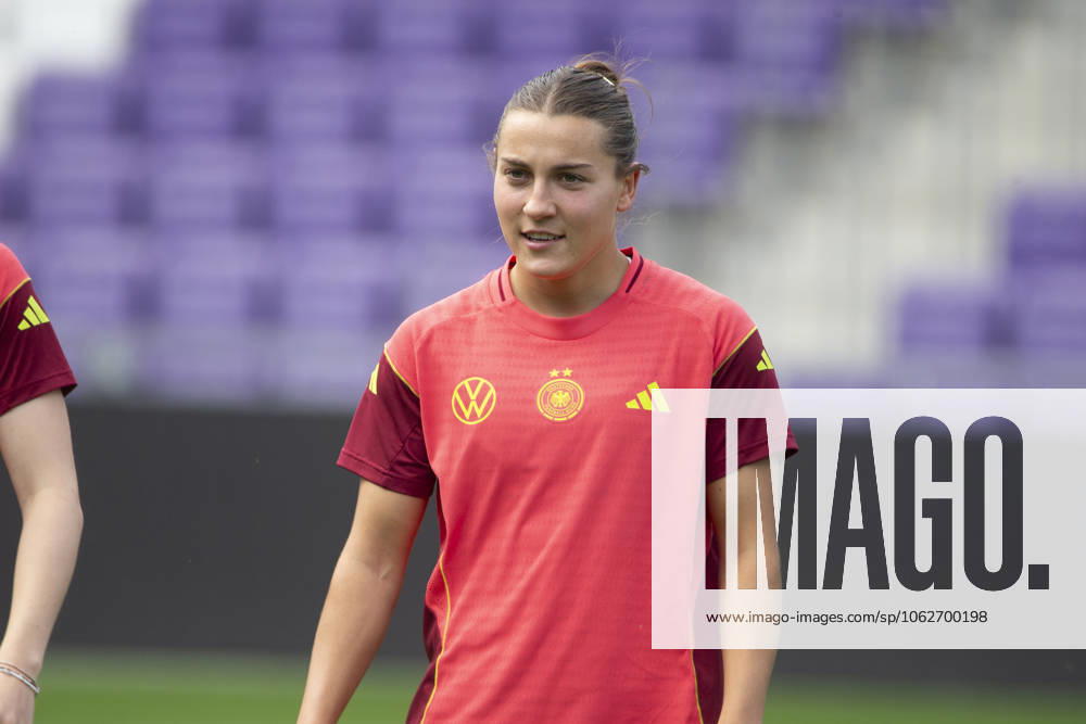 GER, Bremen, Soccer, Womens Soccer, UEFA Womens Nations League, Matchday 6, Final training Germany in picture v l Carlotta Wamser GER 05 , 02 06 2025, Franz Horr Stadion Vienna UEFA REGULATIONS PROHIBIT ANY USE OF PHOTOGRAPHS AS IMAGE SEQUENCES AND OR QUASI VIDEO,