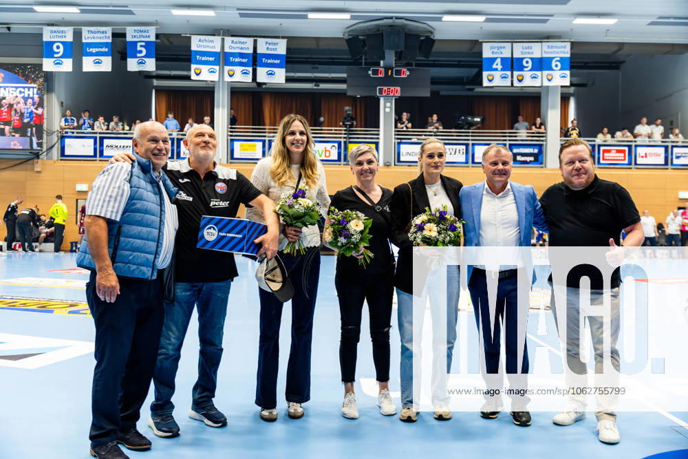GER, Handball, Men, Season 24 25, 1 Daikin Handball Bundesliga, Matchday 33, ThSV Eisenach 1 VfL Potsdam shortly before the start of the match, Thueringer HC is honored for winning the EHF Cup title, with Herbert Mueller, Anika Niederwieser, Lydia Jakubisova and Dinah Eckerle 99817 Eisenach Werner Assmann Halle Am Sportp Thueringen Germany