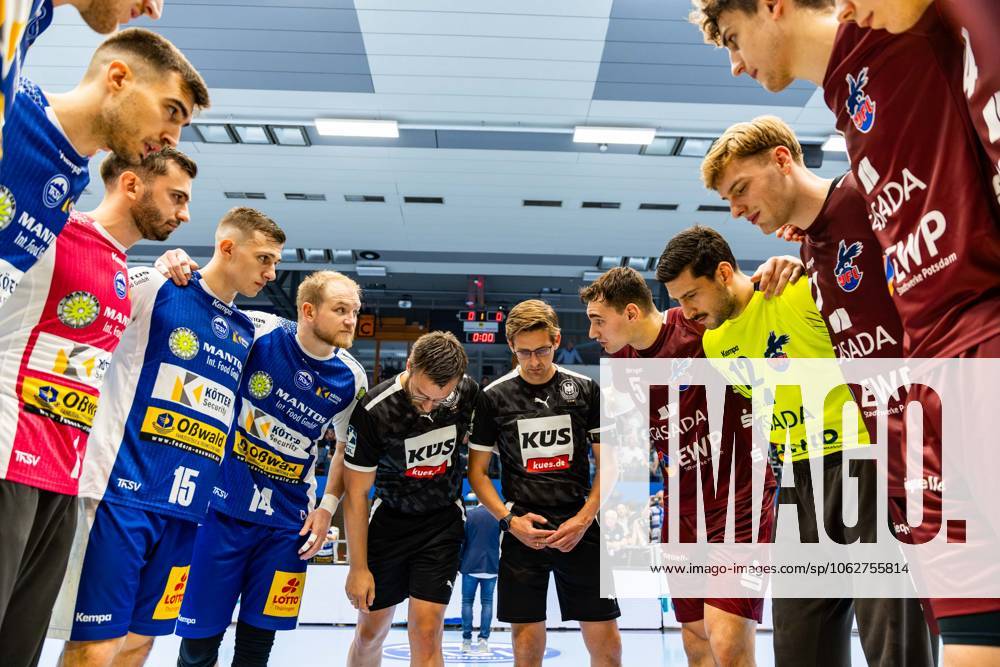 GER, Handball, Men, Season 24 25, 1 Daikin Handball Bundesliga, 33 Matchday, ThSV Eisenach 1 VfL Potsdam shows the two teams of ThSV Eisenach and 1 VfL Potsdam shortly before the start of the match together with the two referees Steven Heine and Sascha Standke 99817 Eisenach Werner Assmann Halle Am Sportp Thueringen Germany