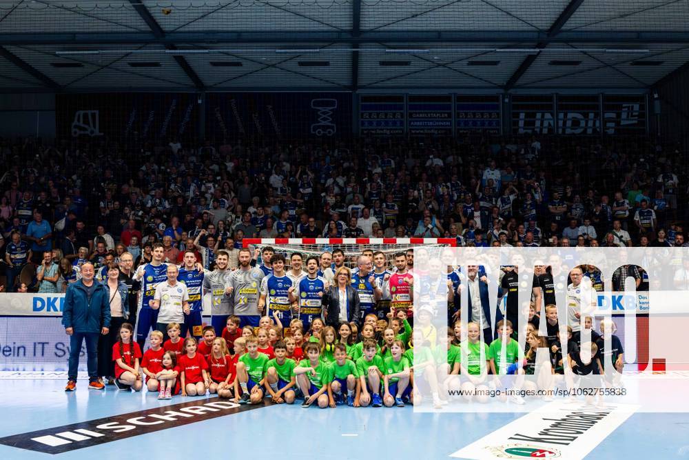 GER, Handball, Men, Season 24 25, 1 Daikin Handball Bundesliga, 33 Matchday, ThSV Eisenach 1 VfL Potsdam Team photo Team photo with together with the Sponsor of the Day Koetter Security and the run-in children 99817 Eisenach Werner Assmann Halle Am Sportp Thueringen Germany