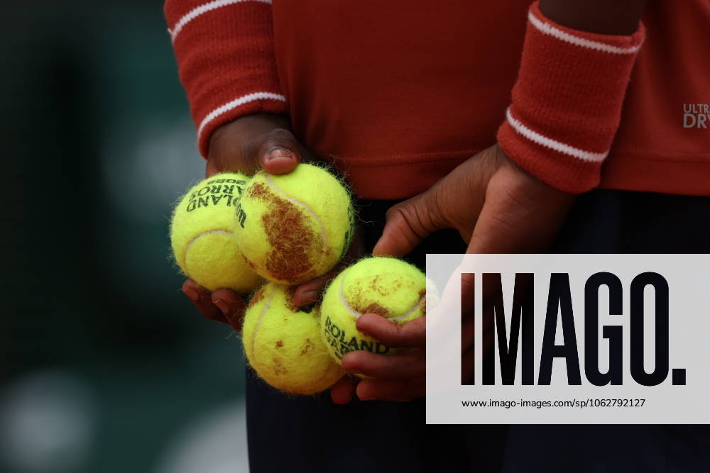 ROLAND GARROS 2025 Thierry Larret MAXPPP - PARIS (75) 06 06 2025 Thierry Larret Maxppp. Tennis. Roland Garros 2025. Internationaux de France de tennis. Stade Roland Garros, Paris (75). Le 6 juin 2025. Court Philippe Chatrier : Demi-Finale Hommes, Jannik SINNER (ITA) vs Novak DJOKOVIC (SRB). ILLUSTRATION BALLES TENNIS PARIS (75) STADE ROLAND GARROS PARIS ILE DE FRANCE FRANCE