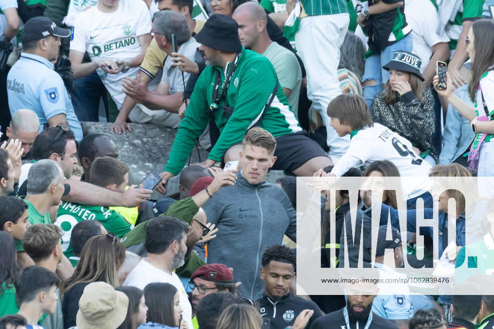 Sporting forward from Sweden VIKTOR GYOKERES (9) at the end of the game of the final of the Portugal Cup between Porto and Sporting at Estadio Nacional Caxias Portugal - ZUMAs359 20240526_zsp_s359_257