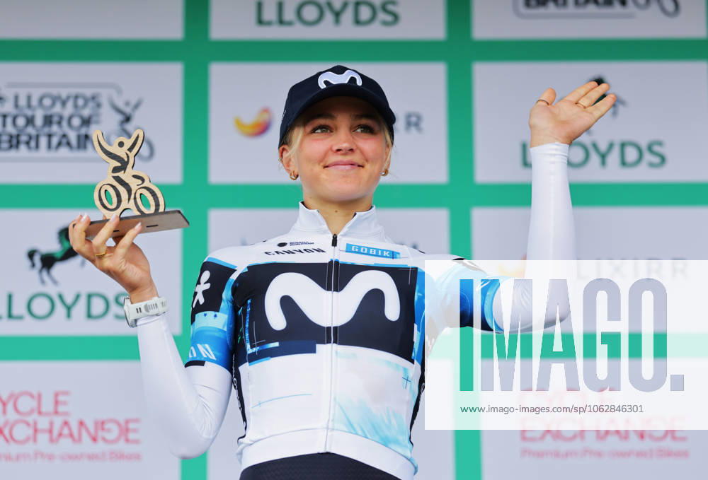 2025 Lloyds Tour of Britain Women Picture by Alex Whitehead SWpix.com - 08 06 2025 - Cycling - UCI Women s World Tour - 2025 Lloyds Tour of Britain Women - Stage 4: The Glasgow Stage - Cat Ferguson (Movistar Team) receives the most combative award