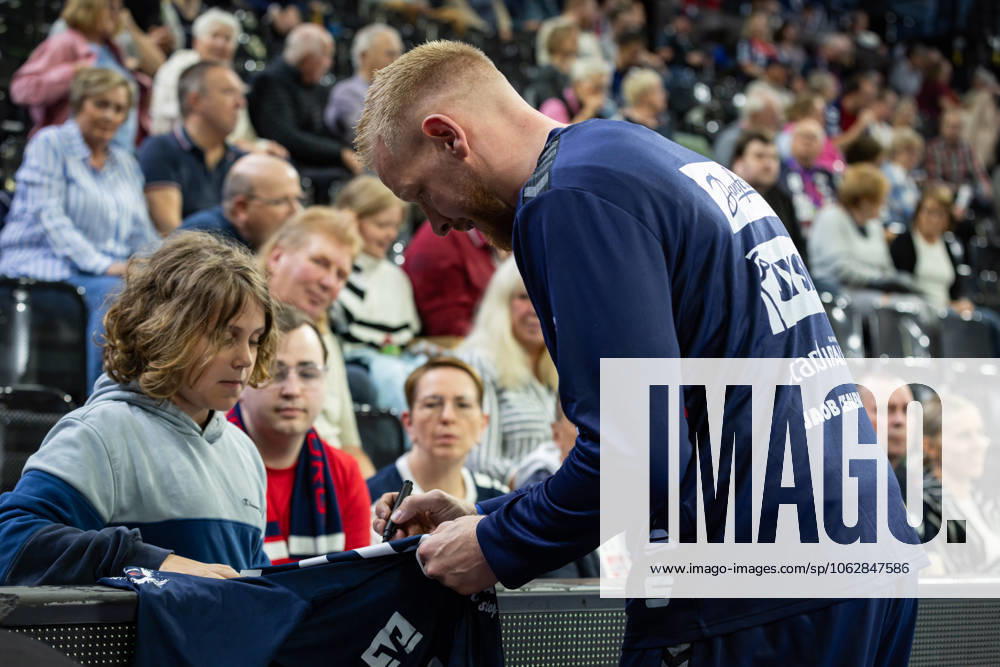 DAIKIN HBL SG Flensburg Handewitt vs Handball Sportverein Hamburg 08 06 25 Jim Gottfridsson Nr 24, SG Flensburg Handewitt signs autographs at his last game for SG Flensburg Handewitt DAIKIN HBL SG Flensburg Handewitt vs Handball Sportverein Hamburg, GP JOULE Arena on 08 06 25