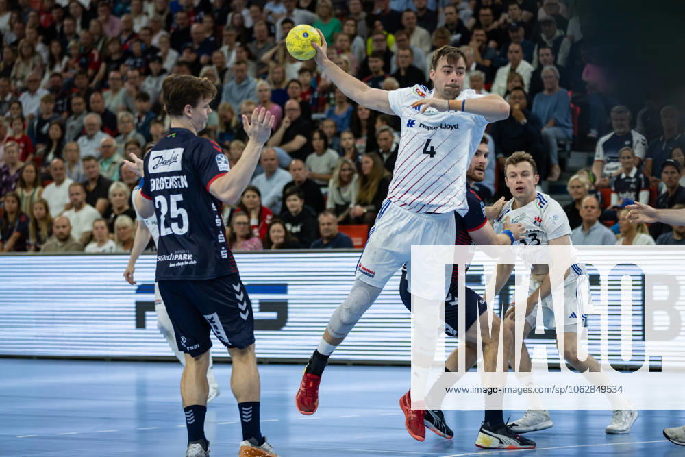 DAIKIN HBL SG Flensburg Handewitt vs Handball Sportverein Hamburg 08 06 25 Andreas Magaard Nr 04, Handball Sportverein Hamburg in attack DAIKIN HBL SG Flensburg Handewitt vs Handball Sportverein Hamburg, GP JOULE Arena on 08 06 25