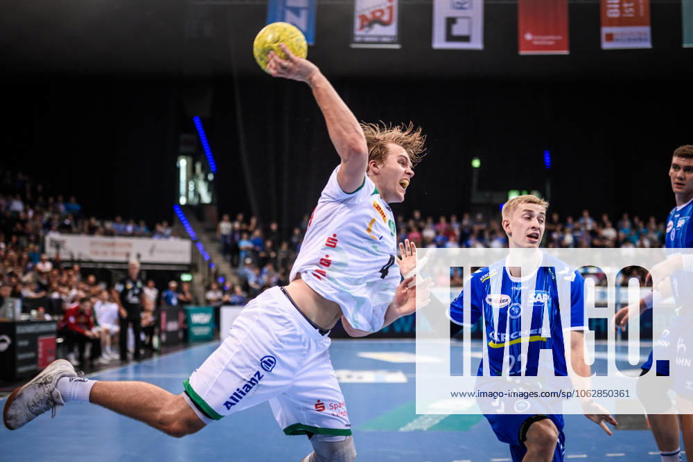 Andri Mar Runarsson SC DHfK Leipzig, 04 Jump into the circle behind Torben Matzken TVB Stuttgart, 22 GER, TVB Stuttgart SC DHfK Leipzig, DAIKIN HBL, Handball, Bundesliga, 34 Matchday, Season 2024 2025, 08 06 2025 GER, TVB Stuttgart SC DHfK Leipzig, DAIKIN HBL, Handball, Bundesliga, 34 Matchday, Season 2024 2025, 08 06 2025 Stuttgart