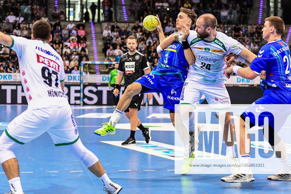 TVB Stuttgart SC DHfK Leipzig Stuttgart, 08 06 2025 Max Haefner Stuttgart 3 blocked by Moritz Preuss Leipzig 24 Stuttgart, 08 06 2025 34 Matchday of the German Handball League, TVB Stuttgart SC DHfK Leipzig, Porsche Arena, Stuttgart