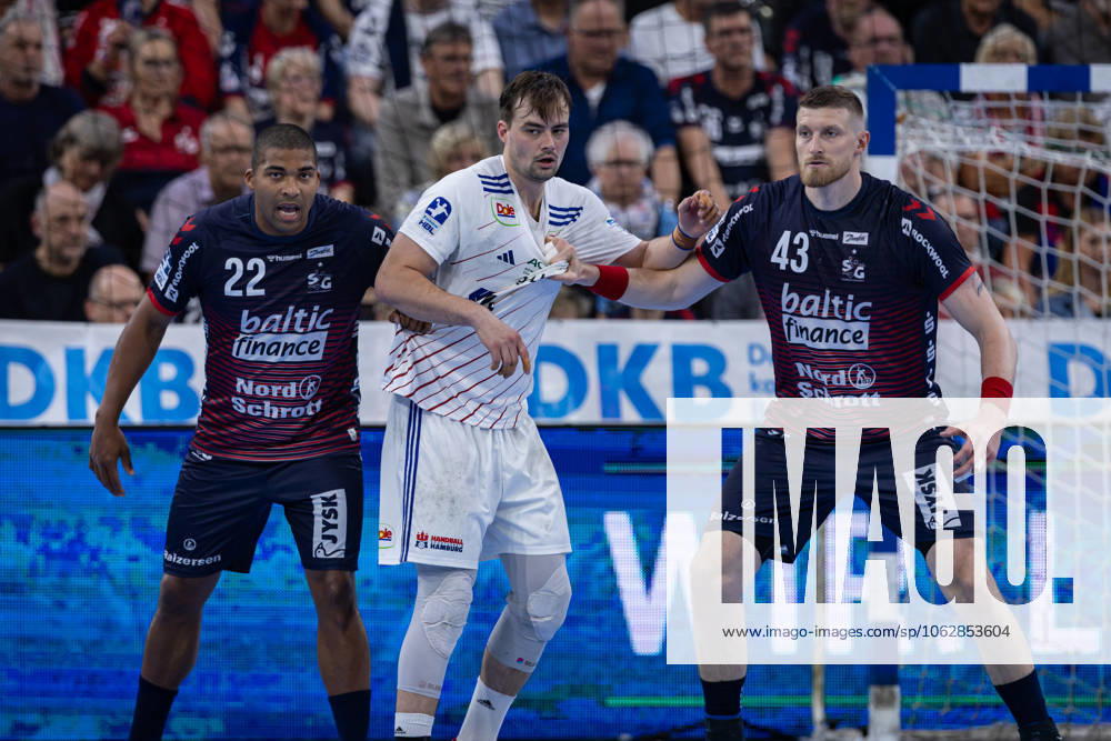 DAIKIN HBL SG Flensburg Handewitt vs Handball Sportverein Hamburg 08 06 25 Fight at the circle Mads Mensah Larsen Nr 22, SG Flensburg Handewitt , Andreas Magaard Nr 04, Handball Sportverein Hamburg , Blaz Blagotinsek Nr 43, SG Flensburg Handewitt DAIKIN HBL SG Flensburg Handewitt vs Handball Sportverein Hamburg, GP JOULE Arena on 08 06 25