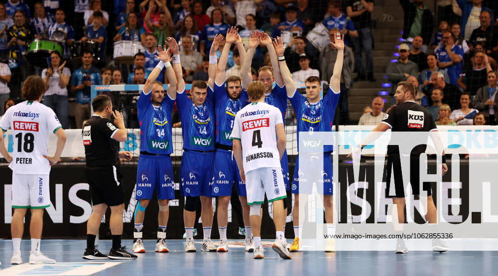 BAU 08 06 2025 Stuttgart Handball TVB Stuttgart vs SC DHFK Leipzig, last scene before the final whistle, the Stuttgart team forms a wall, Andri Mar Runarsson Leipzig at the free throw