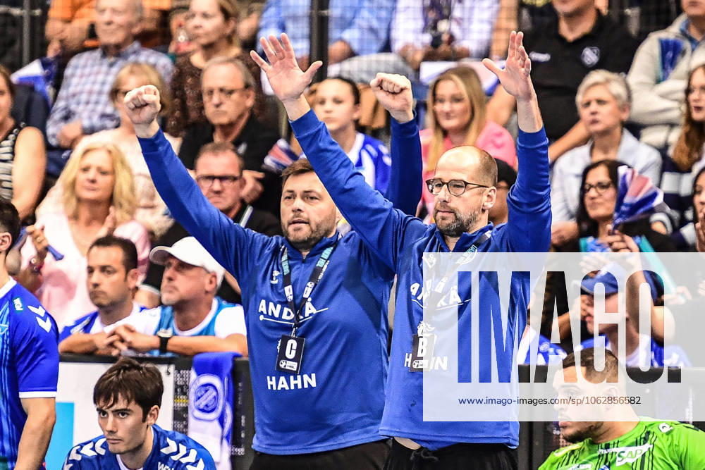 TVB Stuttgart SC DHfK Leipzig Stuttgart, 08 06 2025 One of the rare emotional reactions from head coach Jürgen Schweikardt Stuttgart left next to goalkeeper coach Daniel Sdunek Stuttgart, 08 06 2025 34 Matchday of the Handball Bundesliga, TVB Stuttgart SC DHfK Leipzig, Porsche Arena, Stuttgart