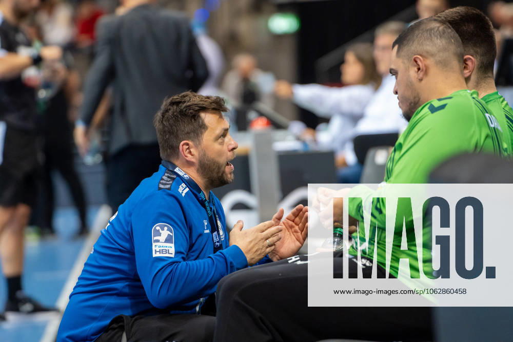 Handball I Men I Season 2024 2025 I Bundesliga I 34 Matchday I TVB Stuttgart SC DHfK Leipzig I 08 06 2025 Goalkeeping coach Daniel Sdunek TVB Stuttgart in conversation with Miljan Vujovic 16, TVB Stuttgart and Samir Bellahcene 30, TVB Stuttgart Stuttgart Porsche Arena Baden Württemberg Germany