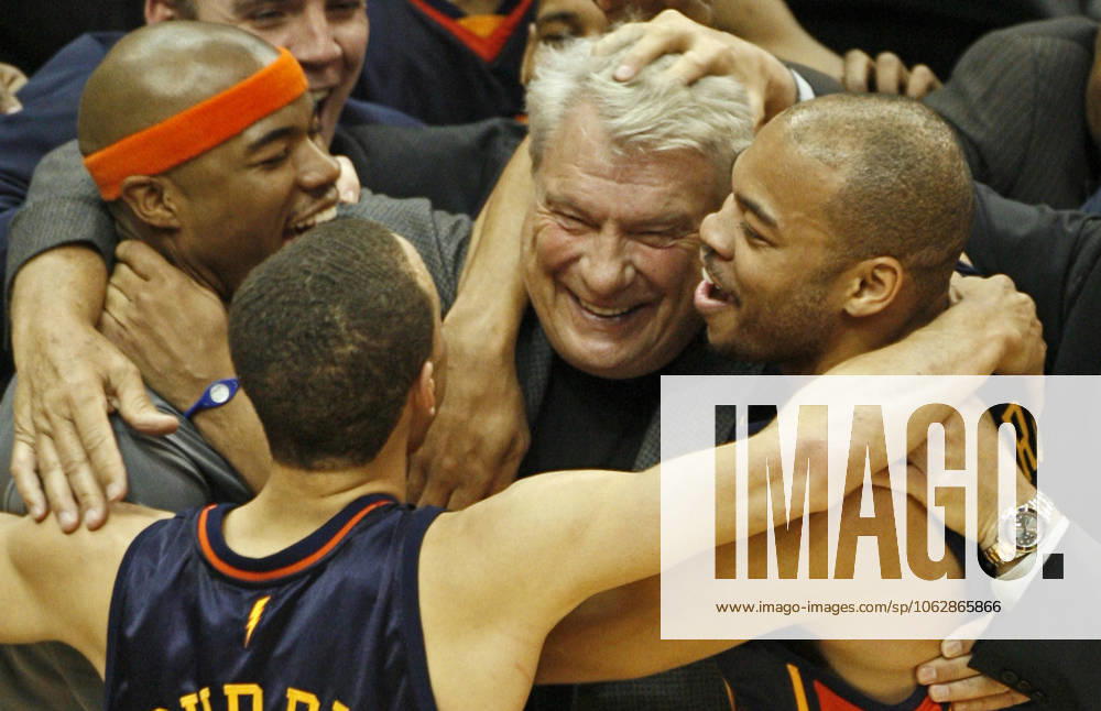Golden State Warriors coach Don Nelson celebrates with his players following a 116-107 win over the Minnesota Timberwolves at the Target Center in Minneapolis, .on Wednesday, April 7, 2010. With the win, Nelson set an NBA, Basketball Herren, USA record for career victories with 1,333, passing Lenny Wilkens. Minneapolis USA - ZUMAm67_ 20100407_zaf_m67_004