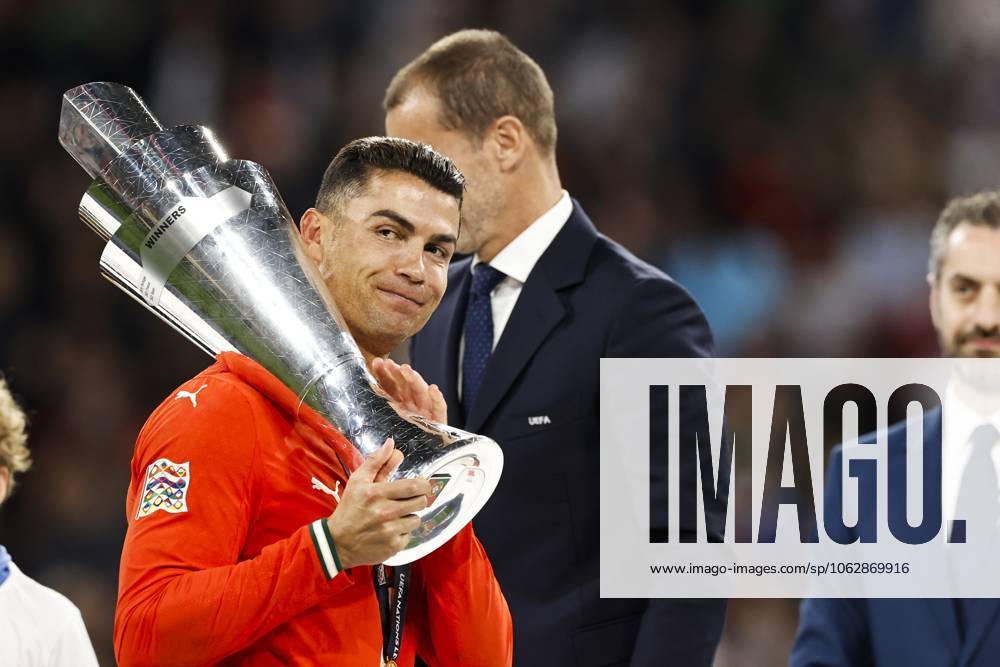 MUNCHEN - Cristiano Ronaldo of Portugal with the Nations League trophy during the UEFA Nations League final Portugal v. Spain at the Munich Football Arena on June 8, 2025 in Munich, Germany. ANP Hollandse Hoogte MAURICE VAN STEEN UEFA Nations League 2025 Final 2024 2025 ANPxSportx xMauricexvanxSteenxIVx 529589104 originalFilename: 529589104