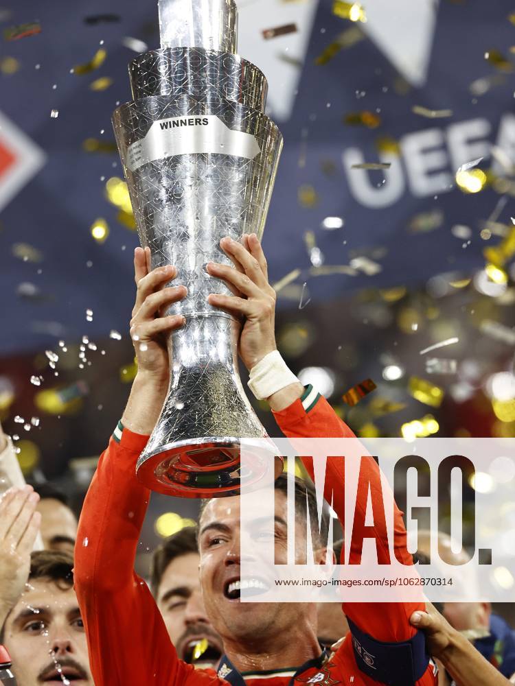 MUNCHEN - Cristiano Ronaldo of Portugal with the Nations League trophy during the UEFA Nations League final Portugal v. Spain at the Munich Football Arena on June 8, 2025 in Munich, Germany. ANP Hollandse Hoogte MAURICE VAN STEEN UEFA Nations League 2025 Final 2024 2025 ANPxSportx xMauricexvanxSteenxIVx 529590074 originalFilename: 529590074