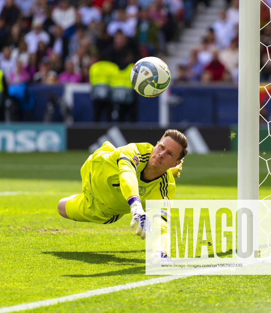 Football UEFA Nations League 2024 25, Match for 3rd place, Germany France, in the MHP Arena Stuttgart, Goalkeeper Marc Andre ter Stegen Germany rushes to the ball