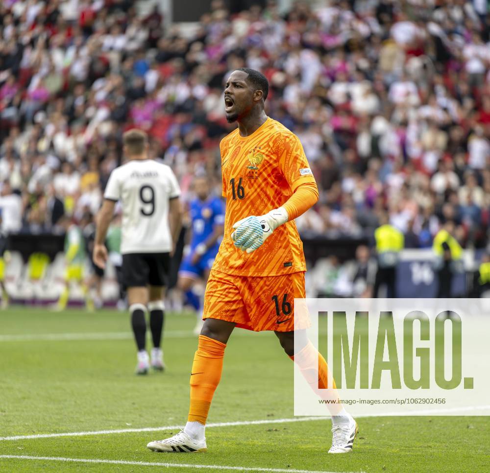 Football UEFA Nations League 2024 25, Match for 3rd place, Germany France, in the MHP Arena Stuttgart, Goalkeeper Mike Maignan France gives instructions
