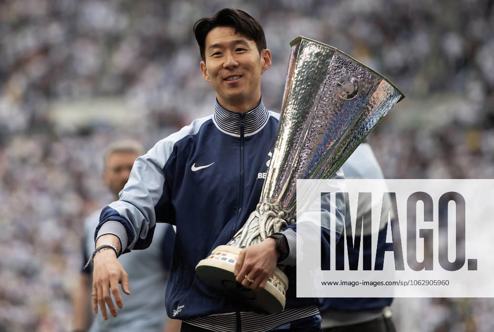 Tottenham Hotspur FC v Brighton & Hove Albion FC - Premier League LONDON, ENGLAND - MAY 25: Son Heung-min of Tottenham Hotspur holds the UEFA Europa League trophy after the Premier League match between Tottenham Hotspur FC and Brighton & Hove Albion FC at Tottenham Hotspur Stadium on May 25, 2025 in London, England. London Tottenham Hotspur Stadium England United Kingdom