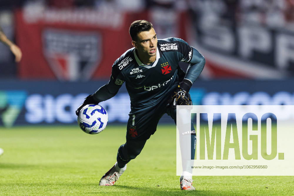 Sao Paulo, Brazil June 12 Goalkeeper Leo Jardim of Vasco serves the ball during the Campeonato Brasileiro Serie A match between Sao Paulo and Vasco da Gama at Estadio do Morumbi on June 12, 2025 in Sao Paulo, Brazil Photo by Ana Julia Guerreiro Eurasia Sport Images Sao Paulo Estadio do Morumbi Brazil
