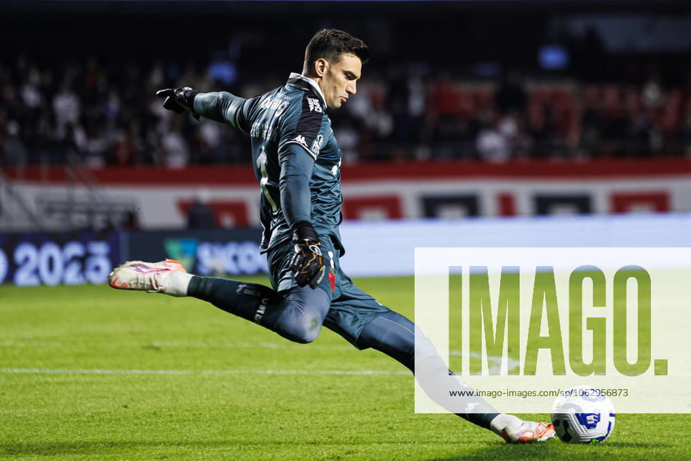 Sao Paulo, Brazil June 12 Goalkeeper Leo Jardim of Vasco serves the ball during the Campeonato Brasileiro Serie A match between Sao Paulo and Vasco da Gama at Estadio do Morumbi on June 12, 2025 in Sao Paulo, Brazil Photo by Ana Julia Guerreiro Eurasia Sport Images Sao Paulo Estadio do Morumbi Brazil