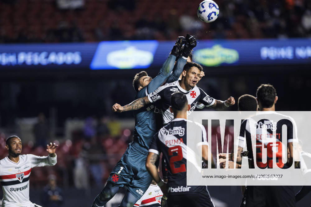 Sao Paulo, Brazil June 12 Goalkeeper Leo Jardim of Vasco L defends the ball during the Campeonato Brasileiro Serie A match between Sao Paulo and Vasco da Gama at Estadio do Morumbi on June 12, 2025 in Sao Paulo, Brazil Photo by William Oliveira JustPictures Sao Paulo Estadio do Morumbi Brazil