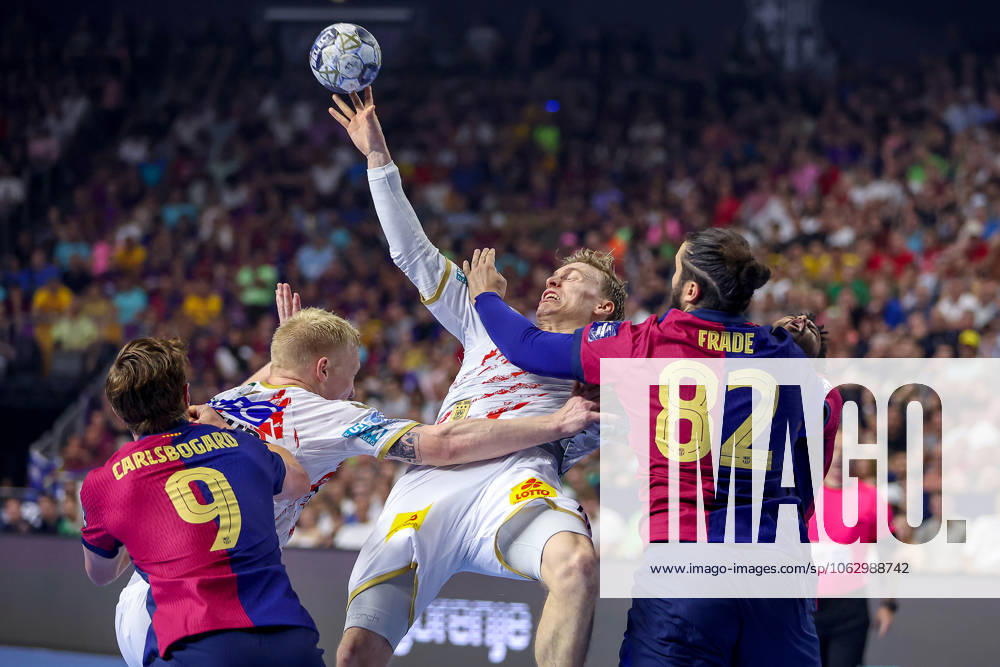 Handball, Semi-final TruckScout24 EHF FINAL4, LANXESS arena Cologne, FC Barcelona SC Magdeburg Omar Ingi Magnusson Magdeburg 14 vs Luis Diogo Sousa Frade Barca FC Barcelona ESP 82 North Rhine-Westphalia Germany