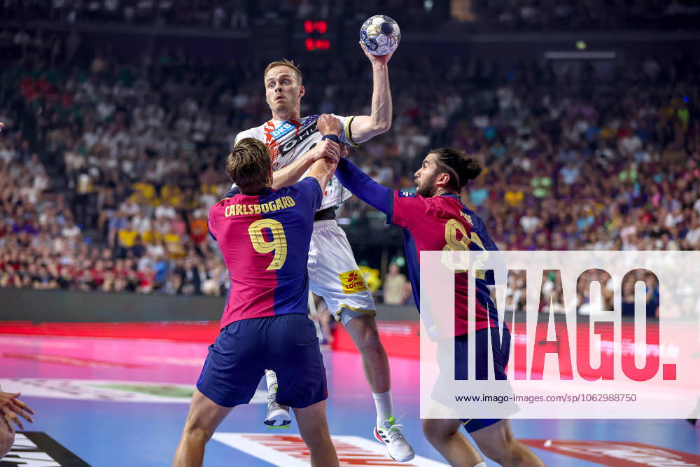Handball, Semi-final TruckScout24 EHF FINAL4, LANXESS arena Cologne, FC Barcelona SC Magdeburg Omar Ingi Magnusson Magdeburg 14 vs Jonathan Carlsbogard Barca FC Barcelona ESP 09 Luis Diogo Sousa Frade Barca FC Barcelona ESP 82 North Rhine-Westphalia Germany