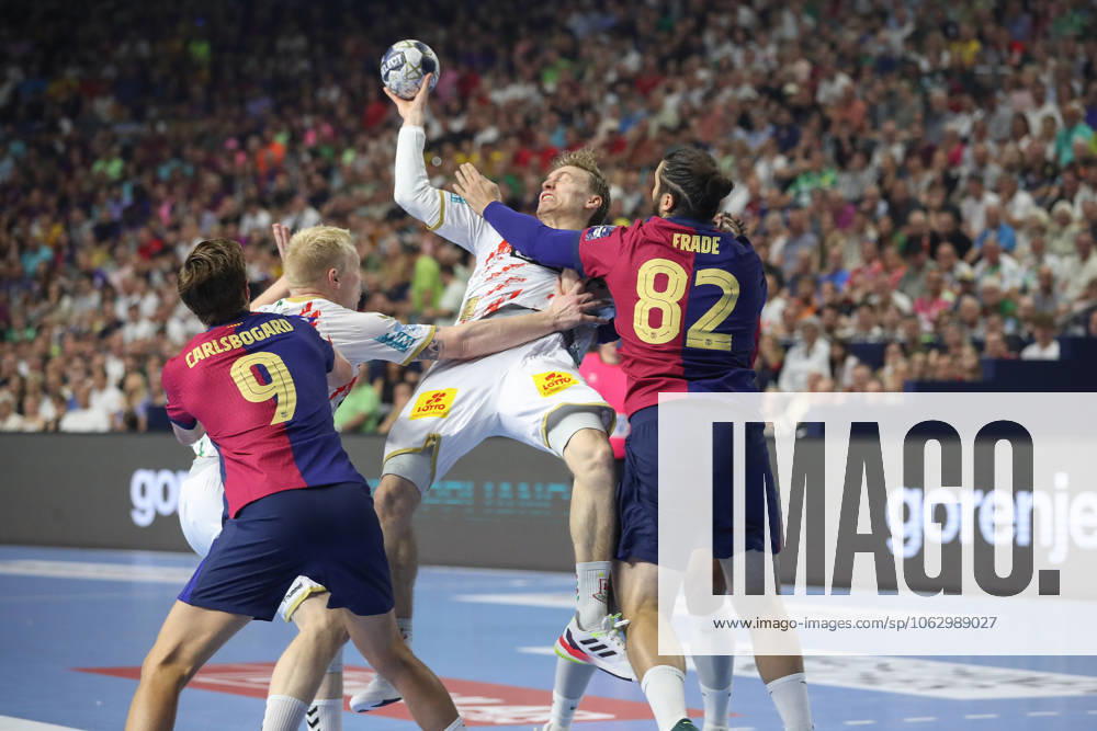 handball, EHF Champions League semi-final 2, FC Barcelona SC Magdeburg v l Gisli Thorgeir Kristjansson Magdeburg, 10 , Luis Diogo Da Sousa Frade Barcelona, 82 duel, duel, fight, tackle Koeln
