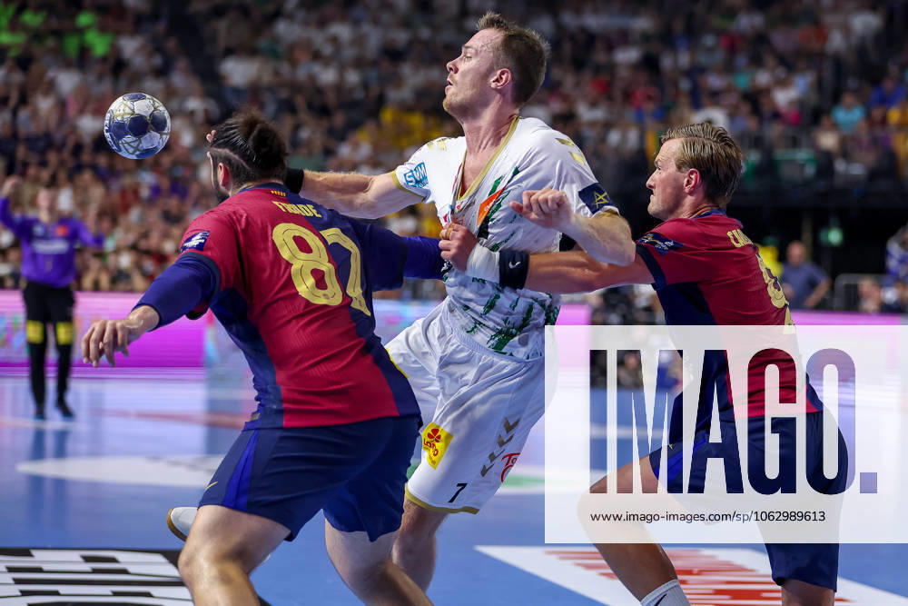 Handball, Semi-final TruckScout24 EHF FINAL4, LANXESS arena Cologne, FC Barcelona SC Magdeburg Felix Claar Magdeburg 07 vs Luis Diogo Sousa Frade Barca FC Barcelona ESP 82 North Rhine-Westphalia Germany