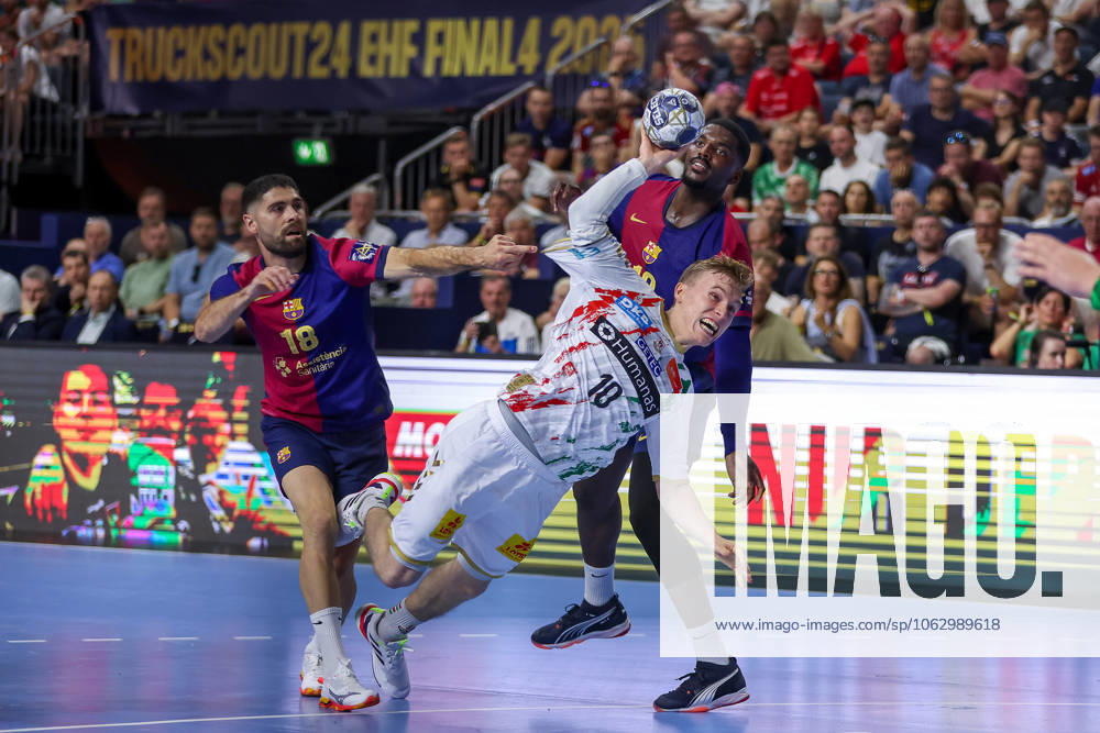 Handball, Semi-final TruckScout24 EHF FINAL4, LANXESS arena Köln, FC Barcelona SC Magdeburg Gisli Kristjansson Magdeburg 10 vs Blaz Janc Barca FC Barcelona ESP 18 and Dika Mem Barca FC Barcelona ESP 10 Nordrhein Westfalen Germany