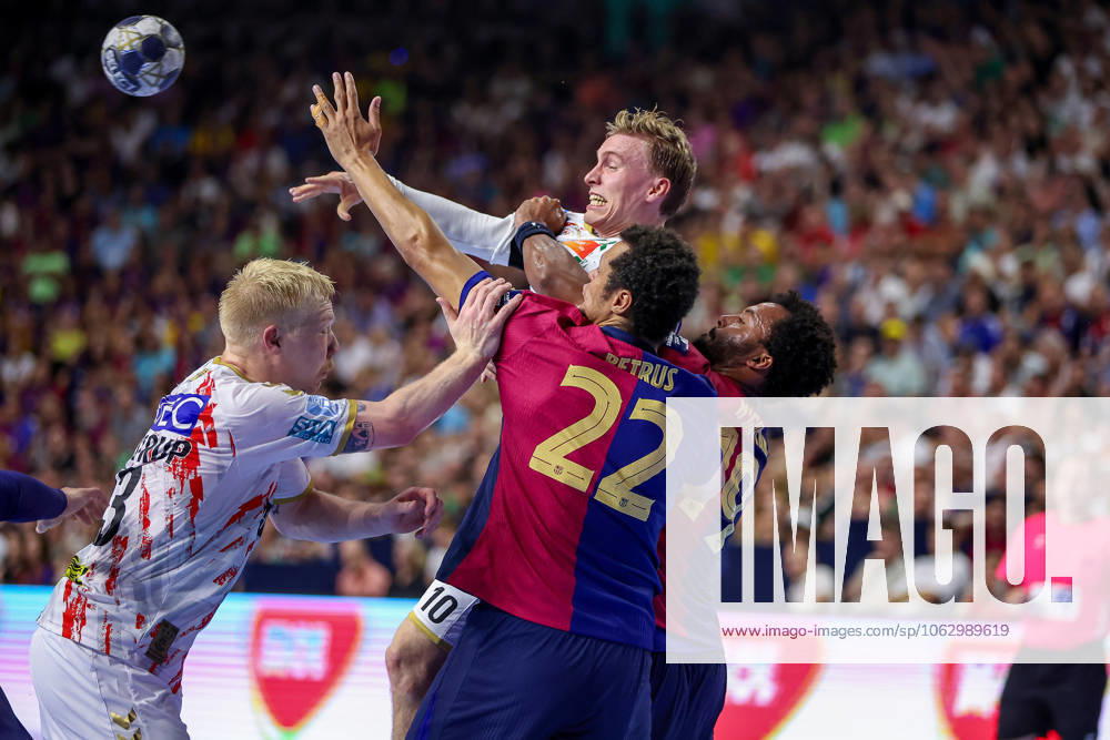 Handball, Semi-final TruckScout24 EHF FINAL4, LANXESS arena Cologne, FC Barcelona SC Magdeburg Gisli Kristjansson Magdeburg 10 vs Thiagus Petrus Goncalves dos Santos Barca FC Barcelona ESP 22 North Rhine-Westphalia Germany