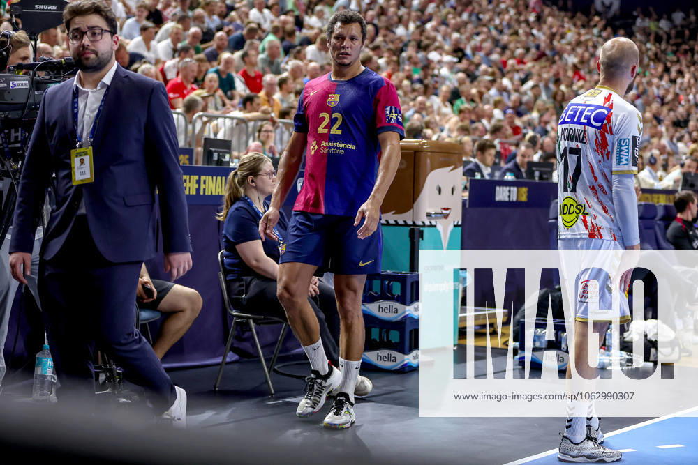 Handball, Semi-final TruckScout24 EHF FINAL4, LANXESS arena Cologne, FC Barcelona SC Magdeburg Red card and sending off for Thiagus Petrus Goncalves dos Santos Barca FC Barcelona ESP 22 after foul play on Gisli Kristjansson Magdeburg 10 Disappointment Gesticulating Disappointed North Rhine-Westphalia Germany