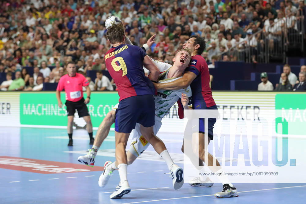 Handball, EHF Champions League Semi-Final 2, FC Barcelona SC Magdeburg v l Jonathan Carlsbogard Barcelona, 9 , Gisli Thorgeir Kristjansson Magdeburg, 10 , Thiagus Petrus Goncalves dos Santos Barcelona, 22 duel, duel, fight, tackle Koeln